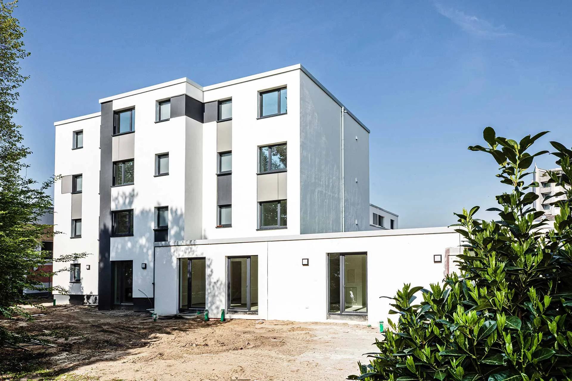 Fertiggestellte Fassade eines Mehrfamilienhauses, realisiert von MD Fassadenbau GmbH